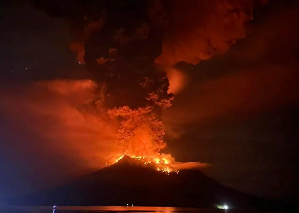 Gunung berapi meletus