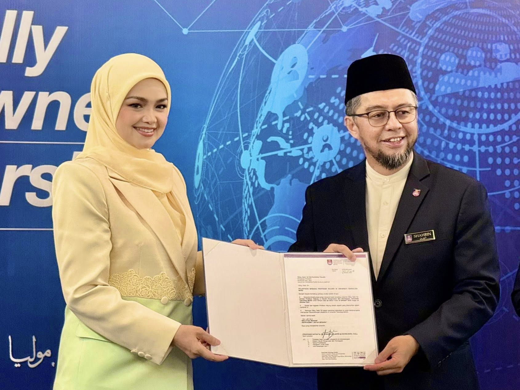 Gambar Datuk Seri Siti Nurhaliza sebagai Profesor Adjung UiTM dalam bidang Keusahawanan