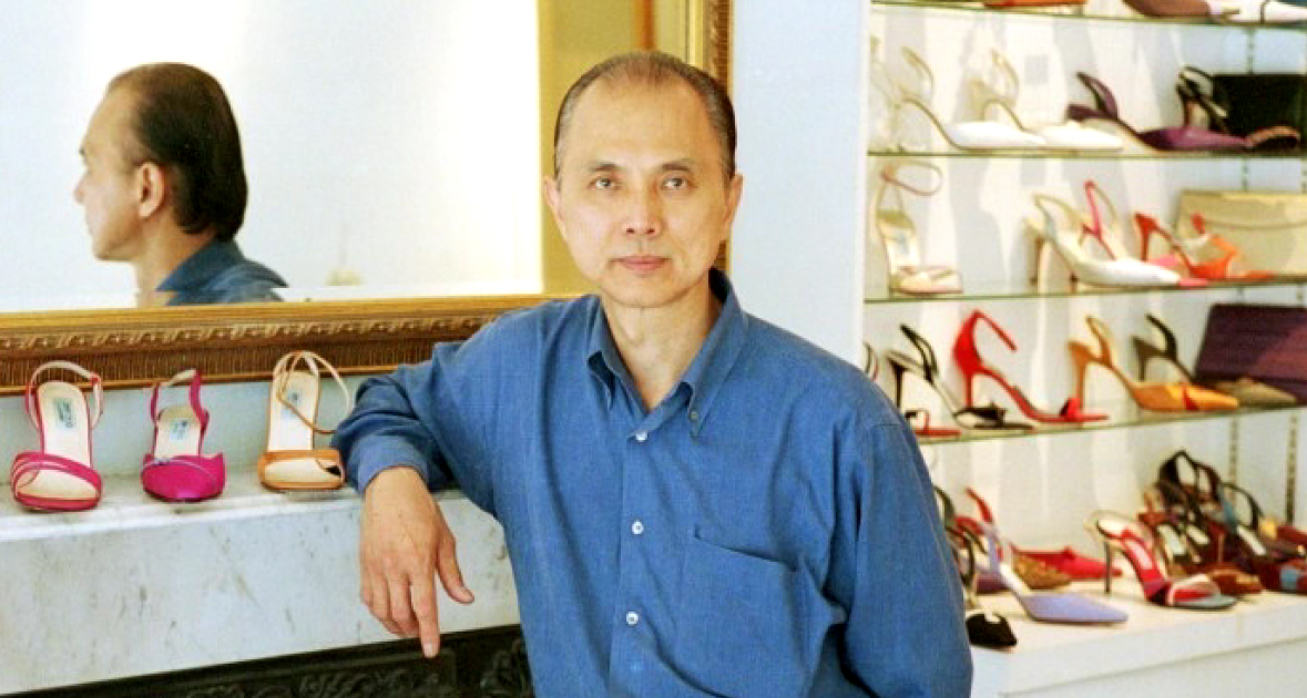 Jimmy Choo berdiri di dalam bengkel kasutnya, dikelilingi rekaan kasut handmade, menggambarkan asal usul beliau dari Pulau Pinang sebelum menjadi pereka terkenal dunia.