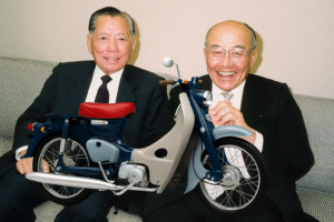 Loh Boon Siew bersama Soichiro Honda dengan Honda Super Cub, simbol kerjasama yang membawa motosikal Honda ke Malaysia