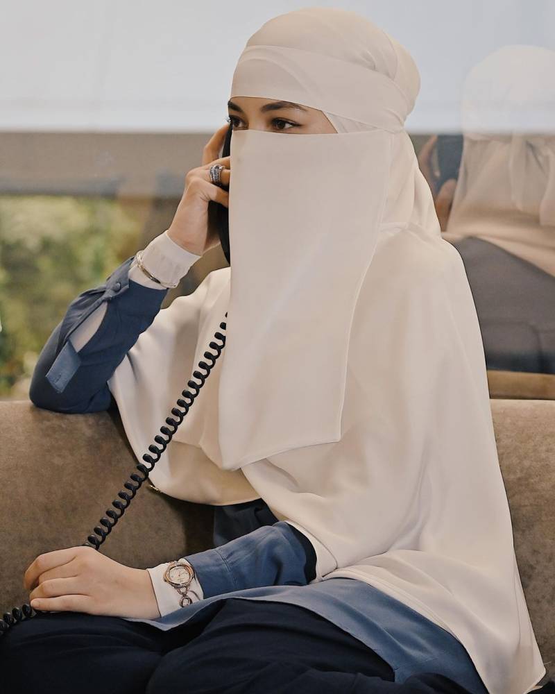 Neelofa sebagai contoh usahawan berjaya di Malaysia dalam industri hijab